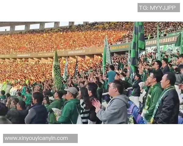 球迷巨型TIFO震撼致敬已逝足球传奇场面感人至深